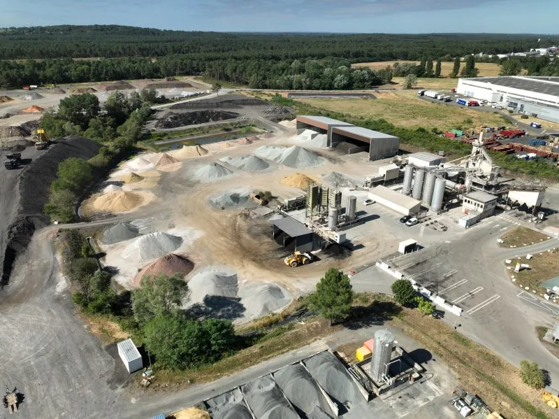 Vue aérienne par drone d'une carrière et de sa centrale à béton — relevé pour calcul de cubature Dronexperts