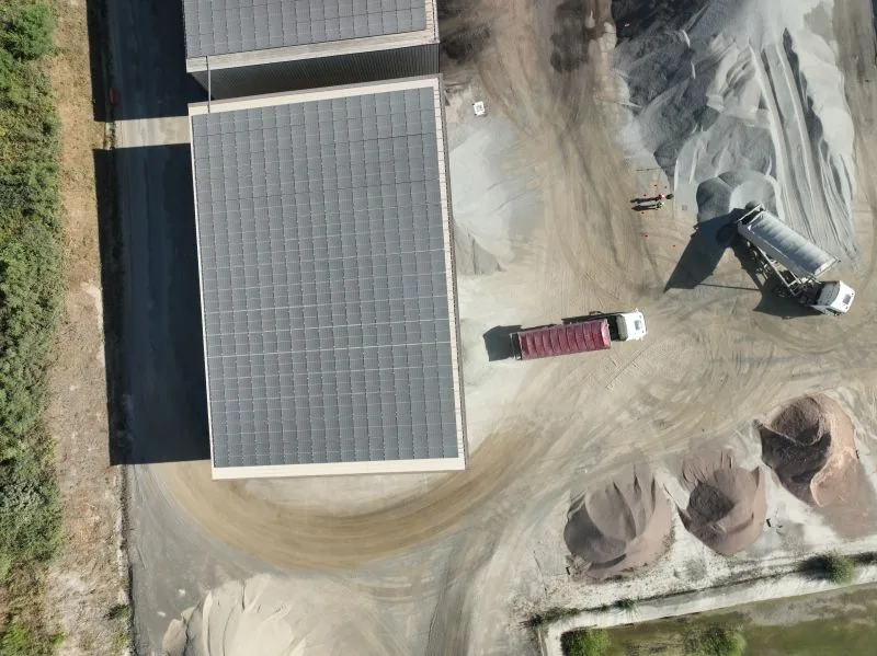 Stocks de granulats vus du ciel lors d'un relevé par drone destiné au calcul de cubature — Dronexperts