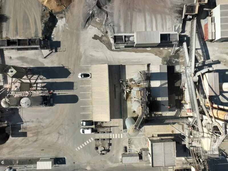 Survol par drone des silos et des installations d'une centrale à béton pour un relevé topographique — Dronexperts