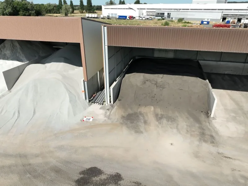 Vue aérienne des zones de stockage et des accès poids lourds d'une carrière lors d'un relevé de cubature par drone — Dronexperts