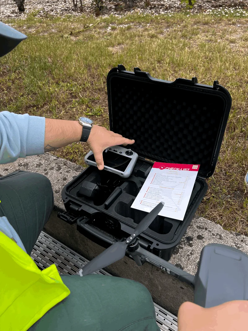 Checklist avant vol et mallette de transport du drone ouverte pendant l'exercice pratique — formation de télépilote de drone Dronexperts