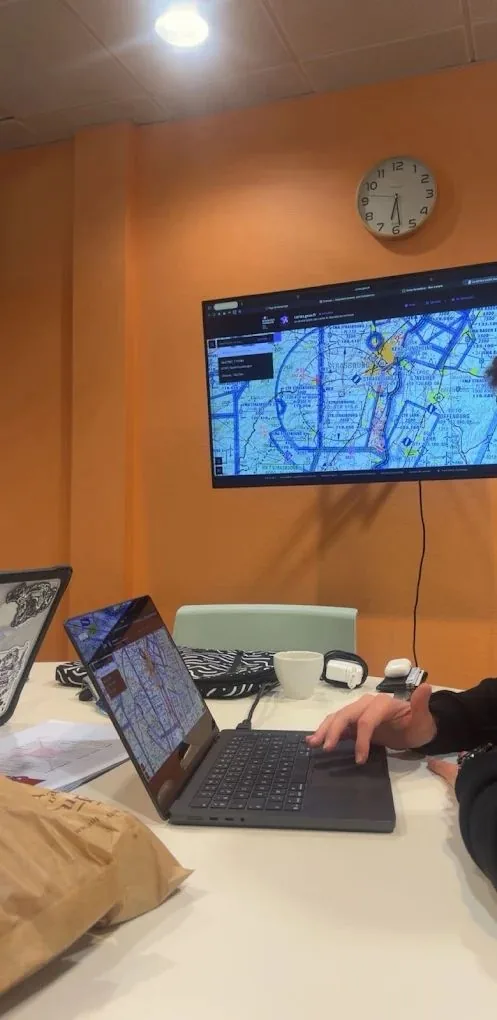 Étude d'une carte aéronautique projetée en salle de cours pour préparer un vol — formation de télépilote de drone Dronexperts
